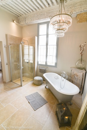 Salle de bain principale - Douche - Baignoire - Double vasques - WC