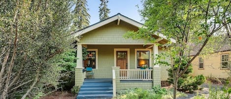 Cozy bungalow in the center of town