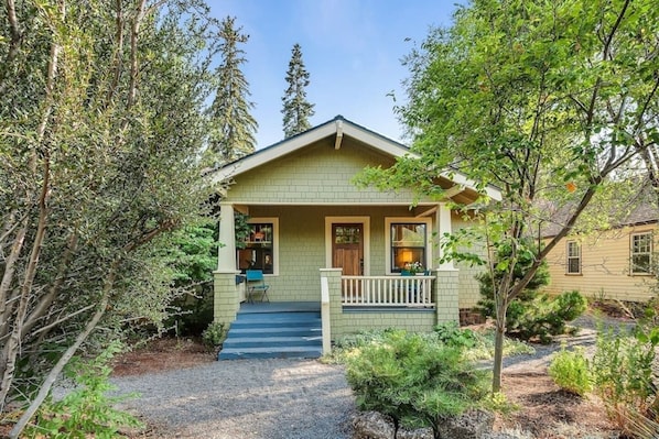 Cozy bungalow in the center of town