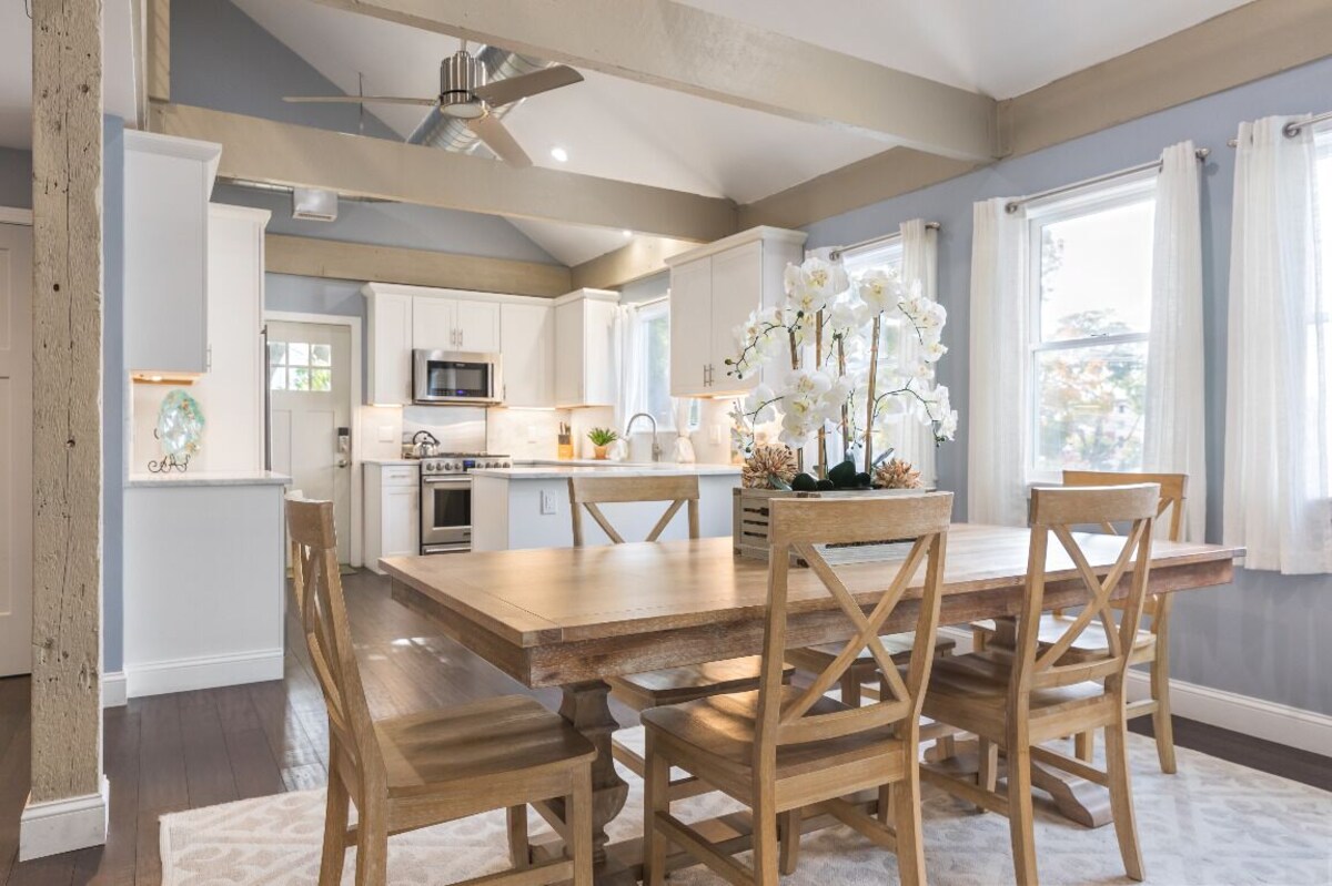 Modern Condo in Historic Marblehead, Walk everywhere, Parking, A/C, Deck & Grill