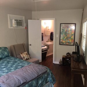 Cozy cottage w/pool in convenient Highland Park!