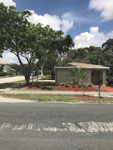 Cozy house in Pompano. 4 miles from beach.