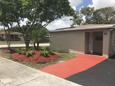 Cozy house in Pompano. 4 miles from beach.