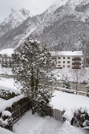 Das Haus bef. sich direkt an der Isar, das Karwendelgebirge ist 200m entfernt. 