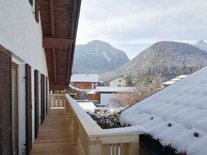 Balkon und Dachterrasse haben Nachmittags und Abends Sonne. 