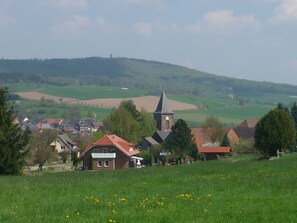 Blick auf unser Haus, im Hintergrund der Sollingturm