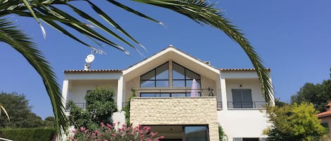 la location se situe en haut de cette belle maison trĂšs lumineuse avec terrasse