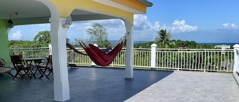 Arrivée sur la terrasse avec vue imprenable sur la mer et la campagne