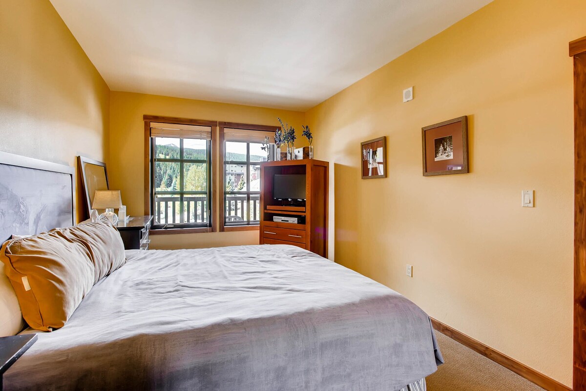 Passage Point 1BR/1BA, Ski Slope Views, Walk to Lifts
