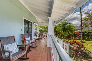 Front Lanai with Rocking Chairs