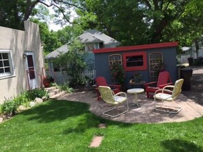 Attached private patio area for RedDoor studio.