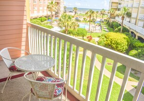 Enjoy your morning coffee at this table while you stare at this gorgeous view!