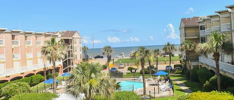 Look at that VIEW, enjoy your favorite book or beverage on the porch.