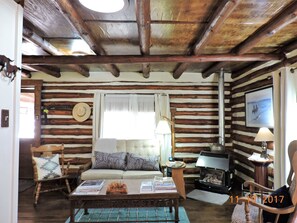 Quaint Cabin Living Room w/Gas Stove, Rocking chair, Recliner, TV, books & Games