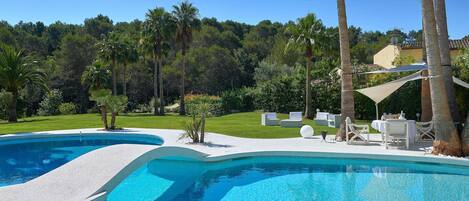 PISCINE DANS LE PARC SANS VIS A VIS PLEIN SUD