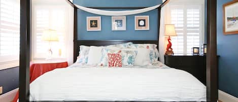 Sleep like a royalty in our master suite. The King size bed is heavenly. 