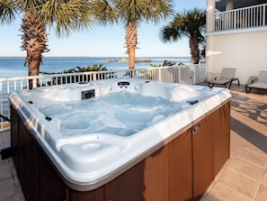NEW Private Hot tub! 40+ Jets more, 35% larger, and 10 years newer than rest!