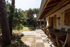 East facade, part of the garden and covered terrace