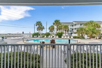 Summer Breeze 105: Charming Condo, Poolside and Steps Away from the Beach!