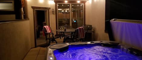 Bubble the night away in your Private 5 Person HotTub w/ Pulsating JetPakTherapy