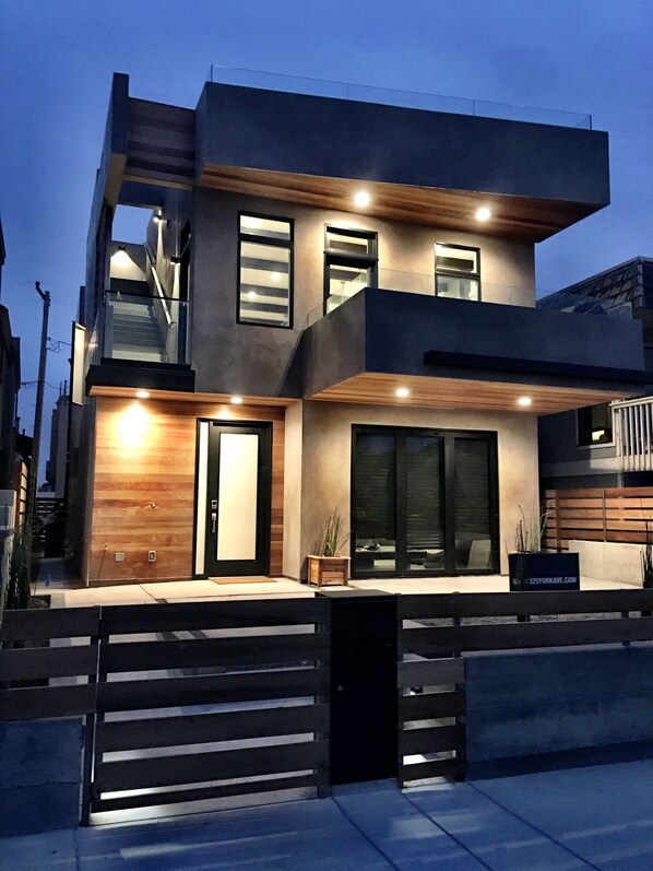 Custom-built modern home with beautiful roof-top deck view of sunsets.