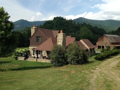 The beautiful Willow Cottage, Historic Barn in background (no animals today)
