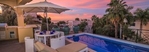 Beautiful pool, outdoor kitchen & excellent entertaining! 