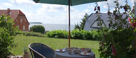 Terrasse mit Blick zur Insel Vilm