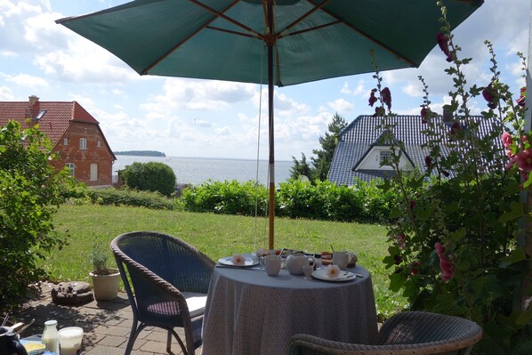 Terrasse mit Blick zur Insel Vilm