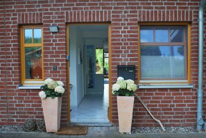 Eingang mit Blick zur Terrasse, links Garderoben- rechts Schlafzimmerfenster