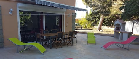 The living opens onto a terrace through a window bay