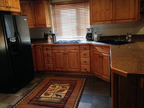 Deluxe, well-appointed kitchen for the most discerning foodie!