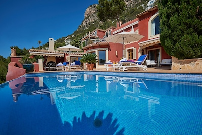 Amplio edificio de apartamentos en Mallorca con piscina privada y vistas al mar.