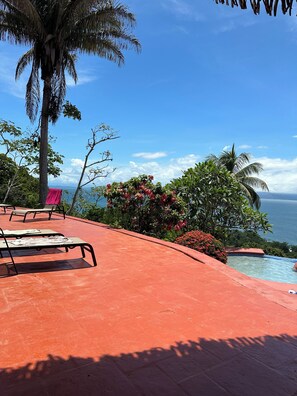 Sun deck lounge