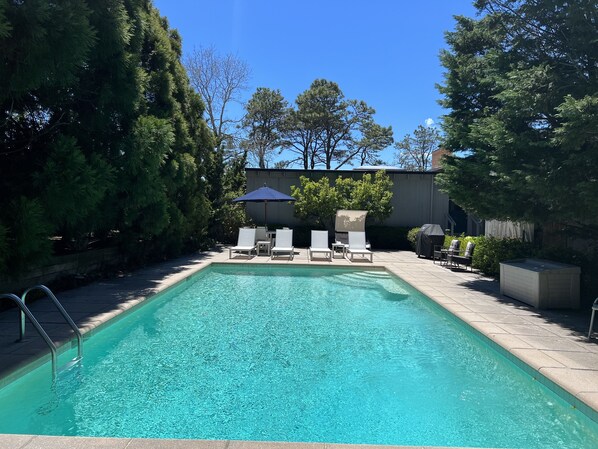 Salt water heated pool
BBQ grill
