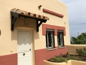 2 Bed Penthouse apartment, sleeps 4, double en-suite, twin & separate bathroom.