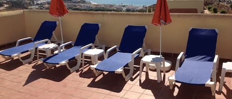 Huge roof terrace that gets sun all day long. Panoramic views to the sea & golf.