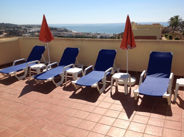 Huge roof terrace that gets sun all day long. Panoramic views to the sea & golf.