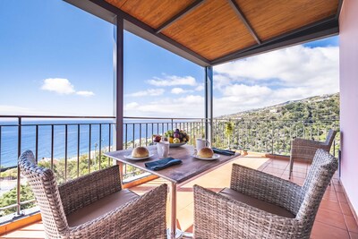 Ferienwohnung - Hervorragender Meer- und Bergblick mit großer Terrasse 