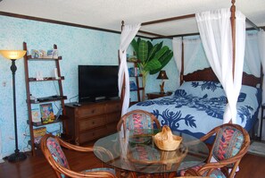 Canopy bed, huge LCD TV, table for 4.