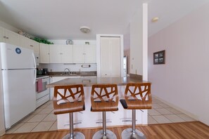 dinning area to kitchen