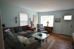 Living Room - WiFi, smart TV, DVD player, Board games, Cable