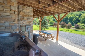 Your private hot tub and outdoor dining...