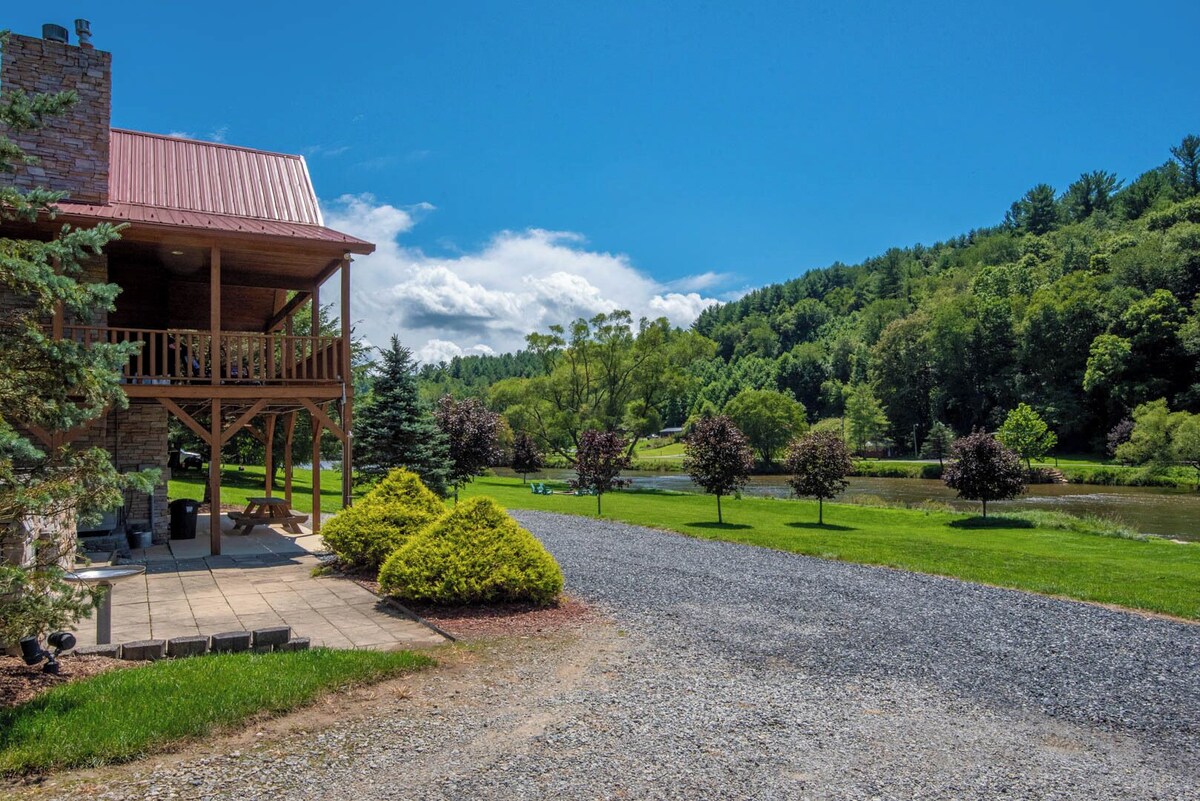 New River Front Cabin- Walking Distance to Canoe Outfitters – Hot Tub – Wi-Fi