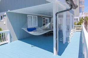 Porch w/ hammock!