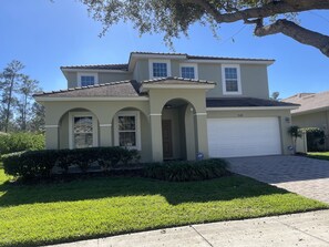 5 bed luxury villa with south facing heated pool close to Disney. Not overlooked