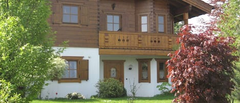 Garten im Frühling mit Blick auf Wohnungseingang