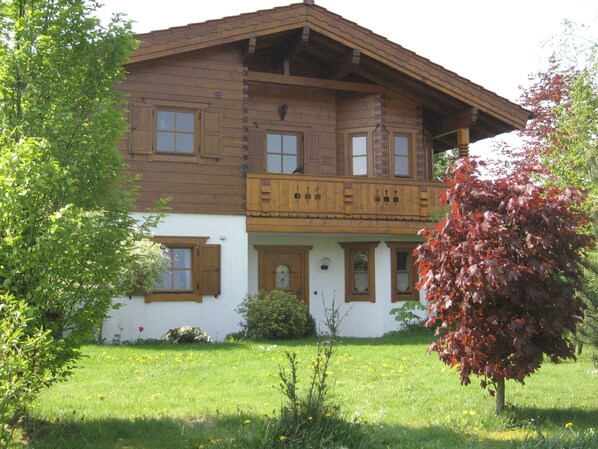 Garten im Frühling mit Blick auf Wohnungseingang