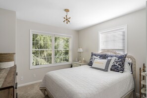 Guest Room w/ Queen Bed