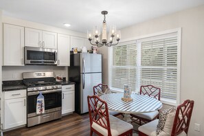 Kitchen w/ Dining Table (Seats 4)